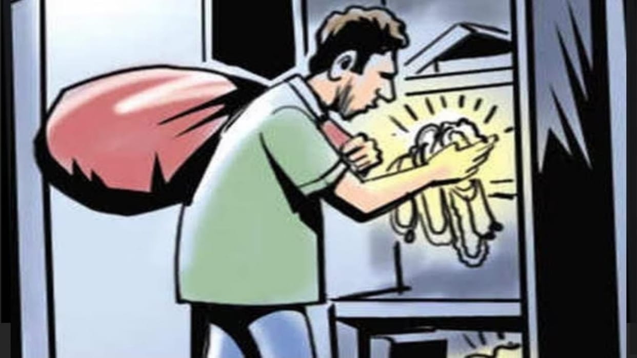 Thieves looted cash and jewelery by breaking the lock of the house in Ujjain