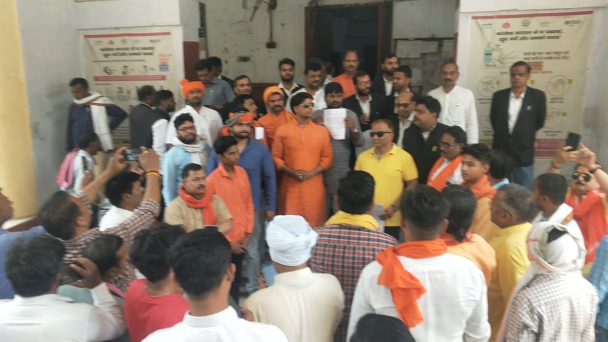 Hinduist organizations protest against facility of Vaju in Gyanvapi campus protest in varanasi DM Portico