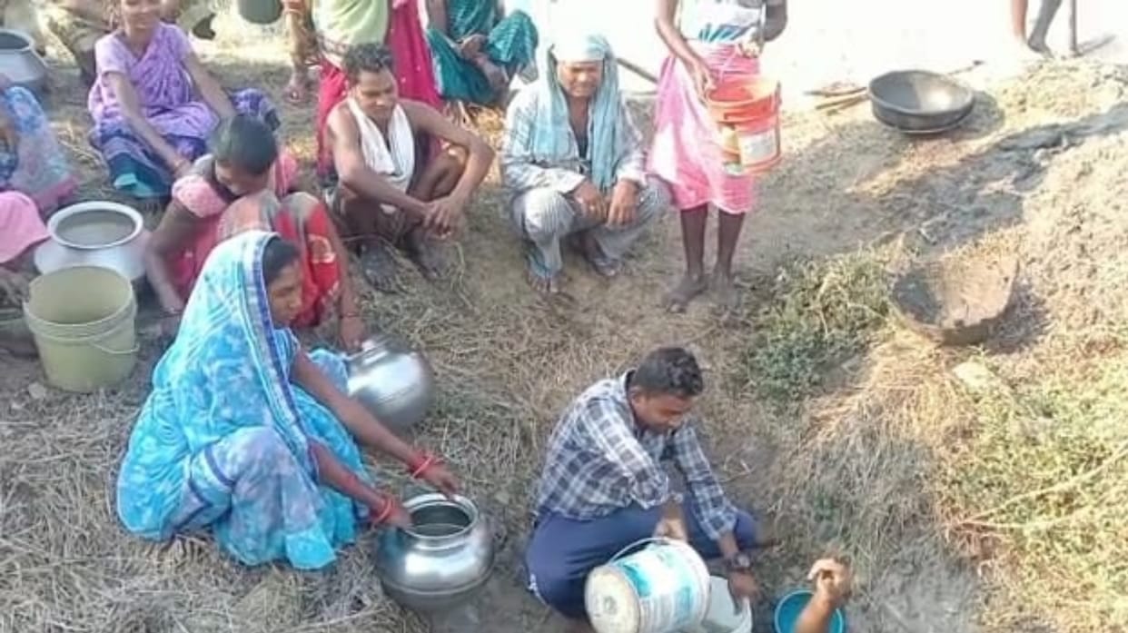 water crisis in chhattisgarh; 150 people forced to take drinking water from 'Jharia' in Kanker