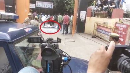 Atiq Ashraf Murder: दोहराया गया अतीक-अशरफ की हत्या का सीन, शूटरों ने बरसाईं ताबड़तोड़ गोलियां, ढेर हुए दोनों Atiq-Ashraf Murder: Judicial commission constituted to investigate the murder reached Prayagraj
