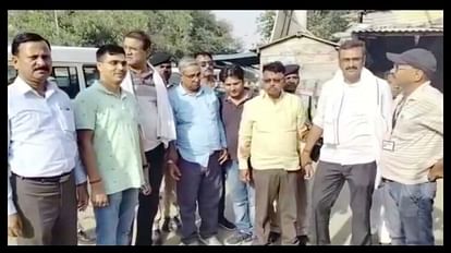 बिहार समाचार: सरकारी अधिकारी ले रहे थे ठेकेदार से रिश्वत, विजिलेंस ने रंगे हाथों पकड़ा