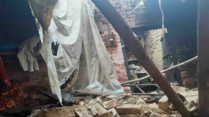 Unnao: जर्जर छत भरभरा कर गिरी, मलबे में दबकर एक ही परिवार के पांच लोग घायल Unnao: roof collapsed, five people injured