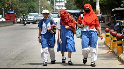 प्रयागराज : तीसरे दिन पारा 44 पार, गर्म हवाओं ने किया परेशान, अगले कुछ दिनों तक गर्मी से राहत के आसार नहीं Mercury crossed 44 on the third day, hot winds troubled, no relief from heat for next few days