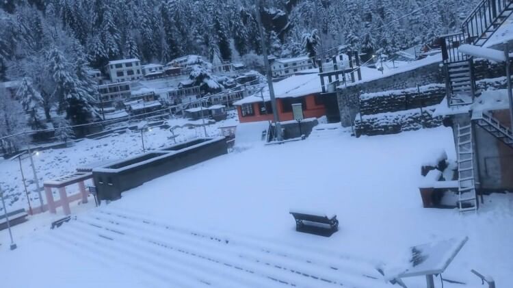 Uttarakhand Weather: पहाड़ों पर बर्फबारी से फिर लौटी ठंड, तस्वीरों में देखें बदरी-केदार धाम का ये भव्य नजारा Uttarakhand Weather News Snowfall Rain in Badrinath Kedarnath Gangotri Dham watch Photos