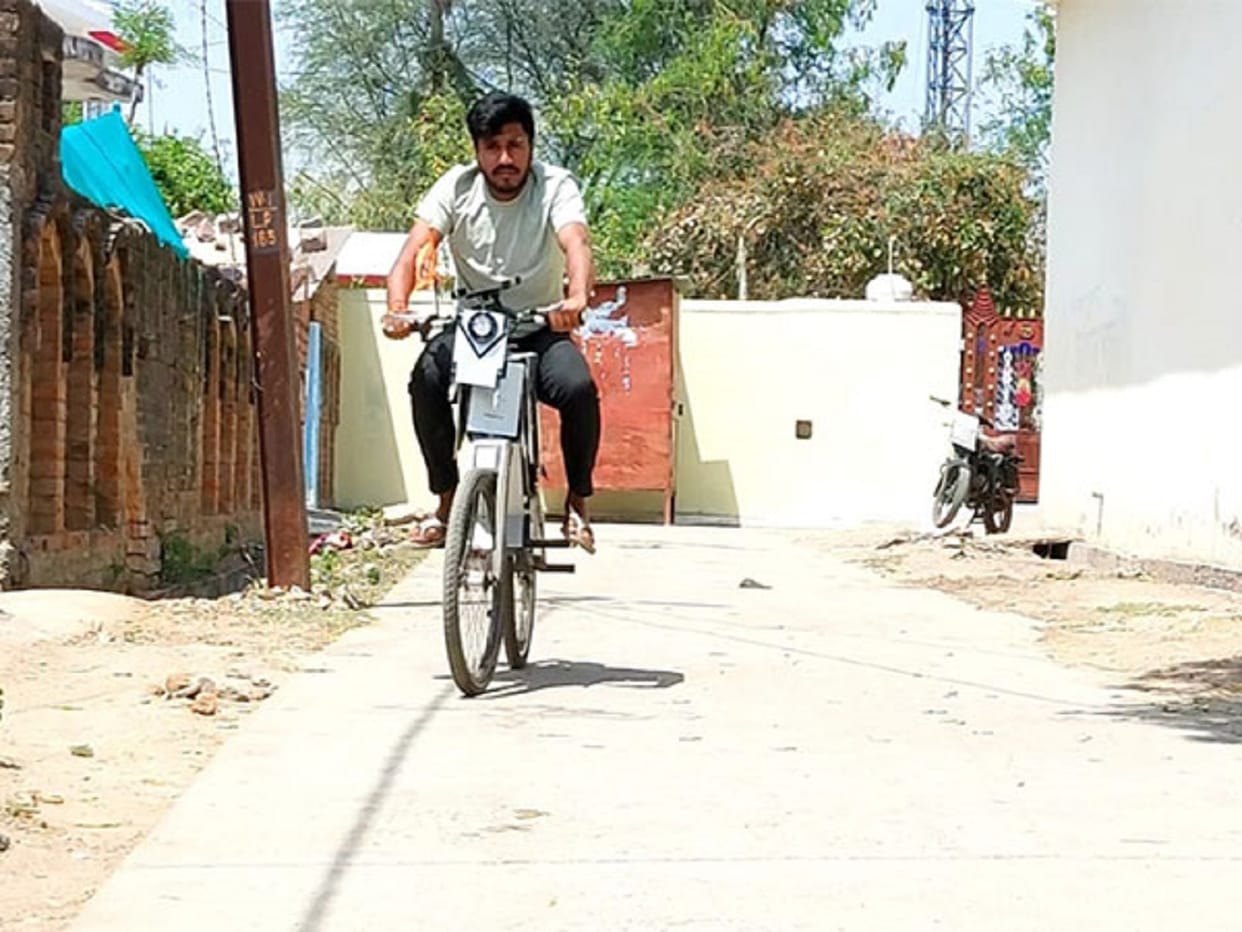 MP youth Aditya Shivhare develops electric bicycle has 30 kms Range carry one quintal of load
