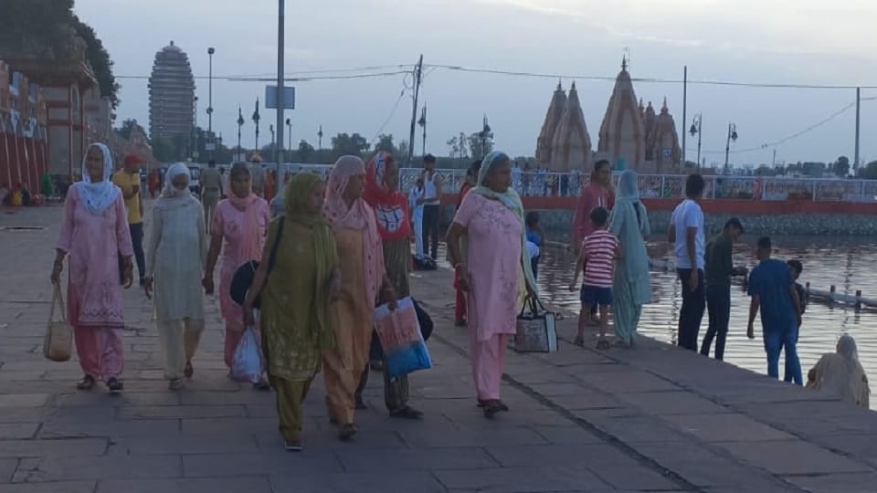 devotees arrived on Amavasya in Kurukshetra for dip of faith in sacred Brahma Sarovar and Sannihit Sarovar