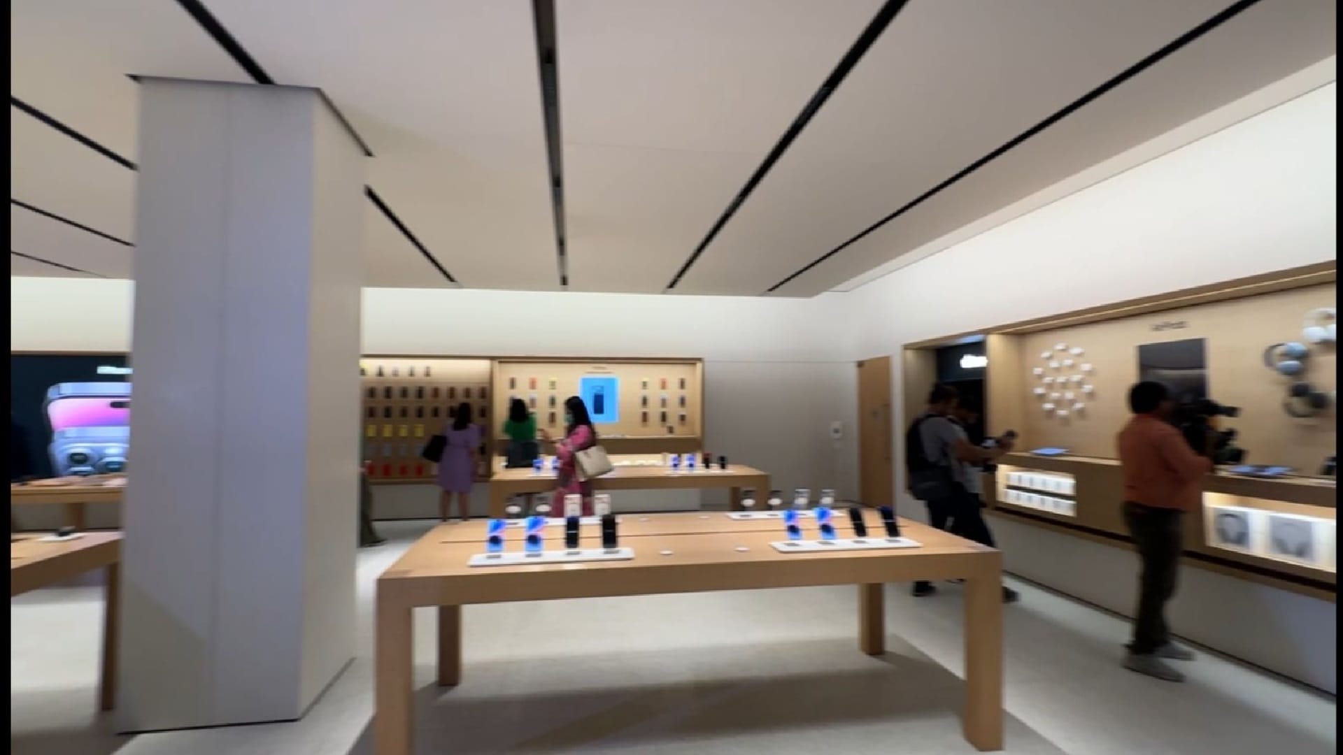 Apple saket store