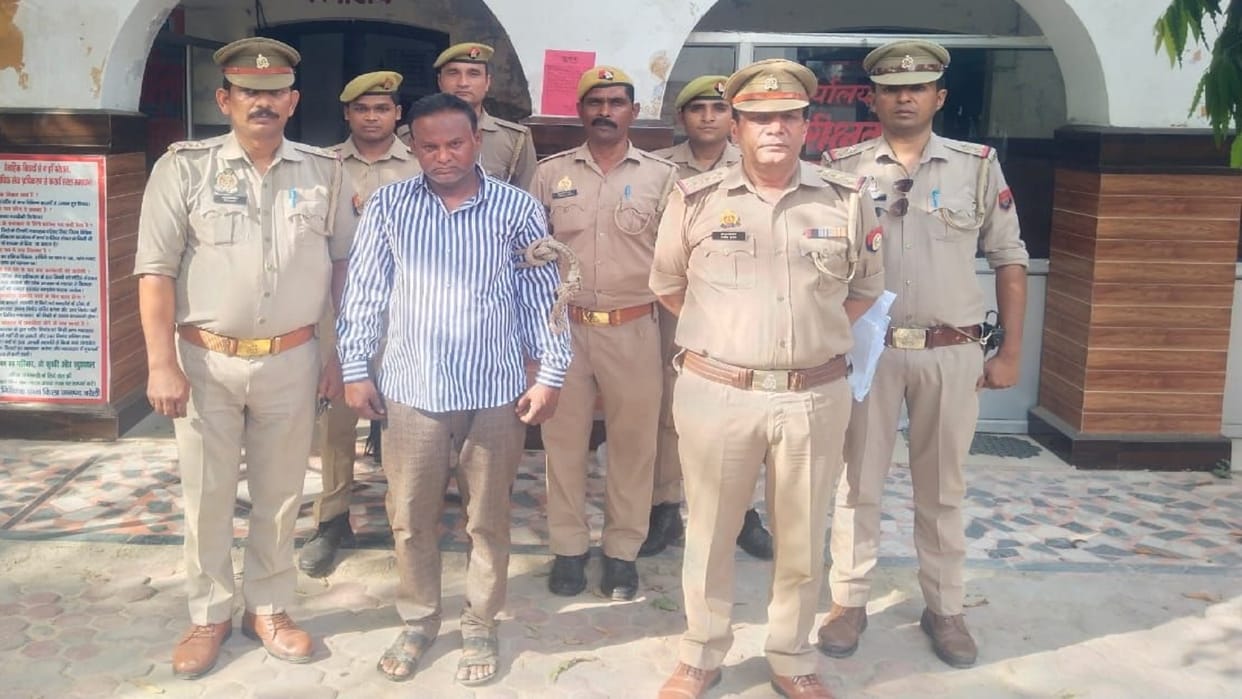 Bareilly Police arrested the accused of stabbing girls with bare blades