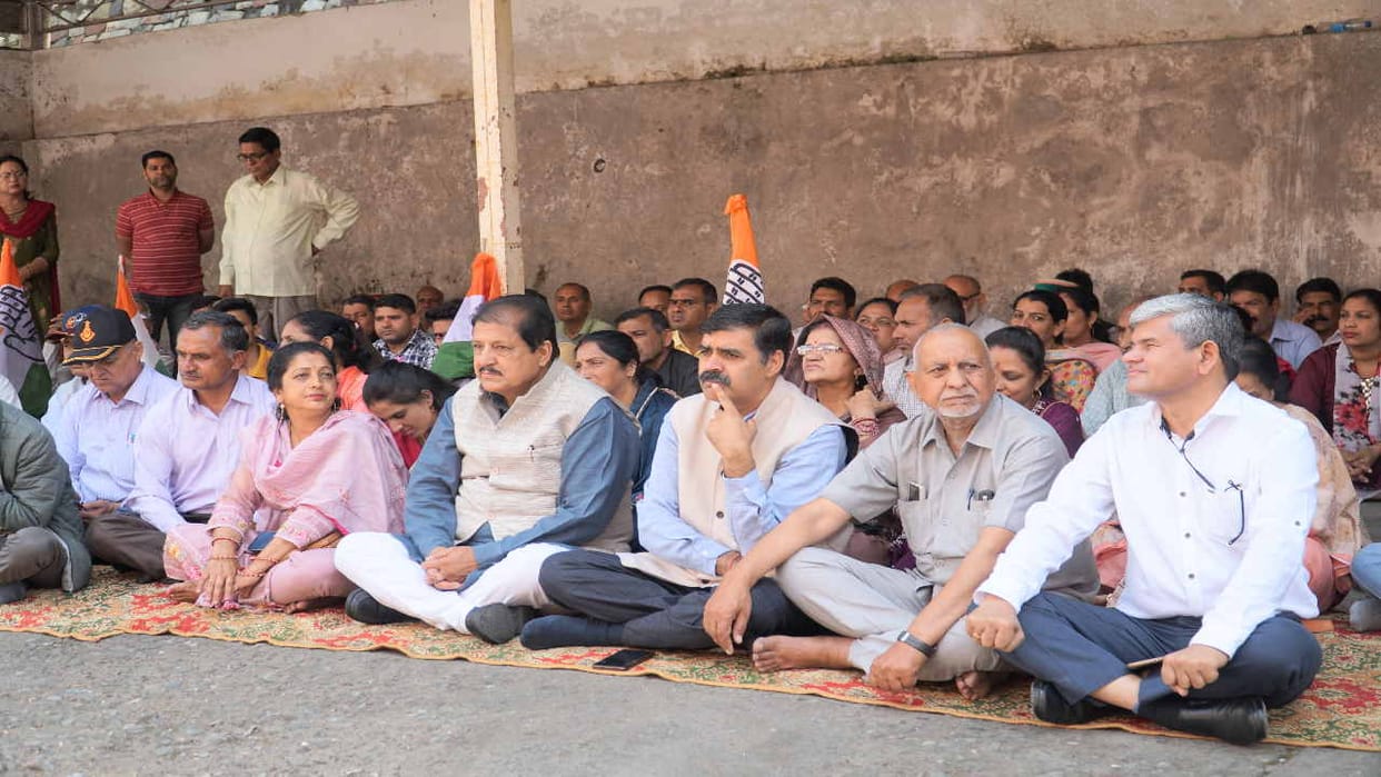 Congress protests outside the Deputy Commissioner's office on cancellation of Rahul Gandhi's membership