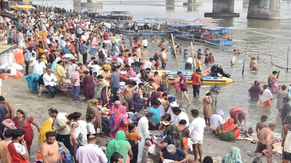 Devotees take dip faith in Ganges on Baisakh Amavasya