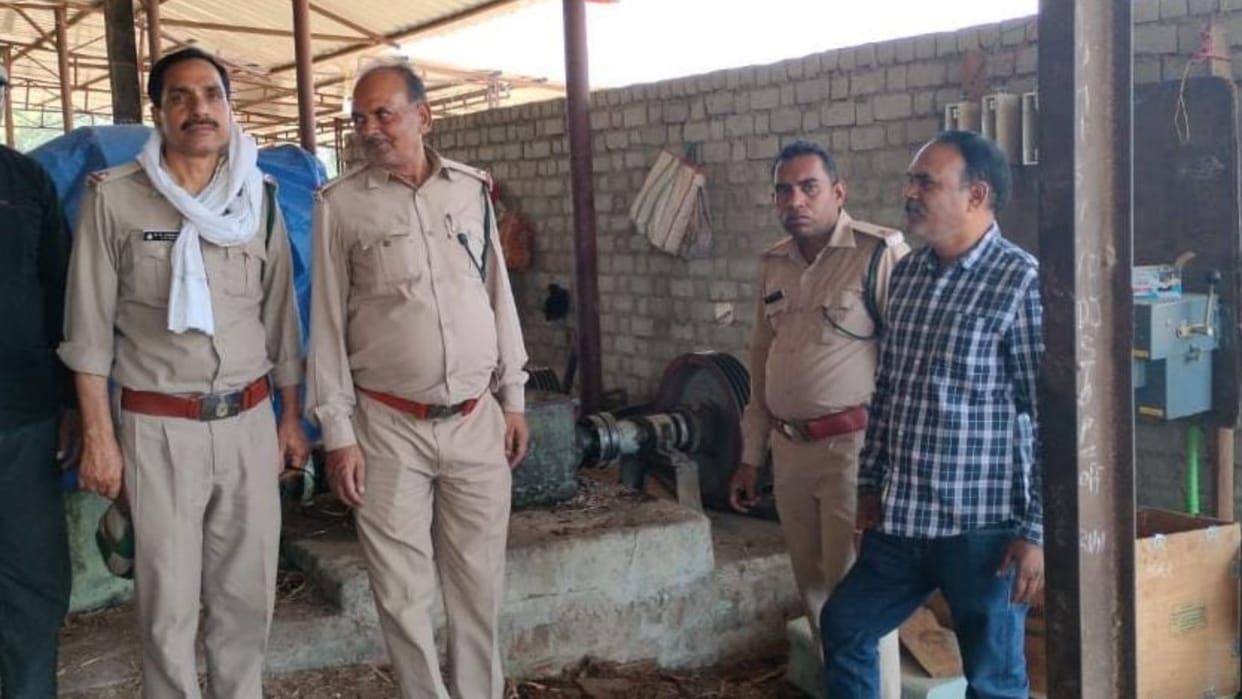 chhattisgarh forest department sealed Illegally operated two saw machines in GPM