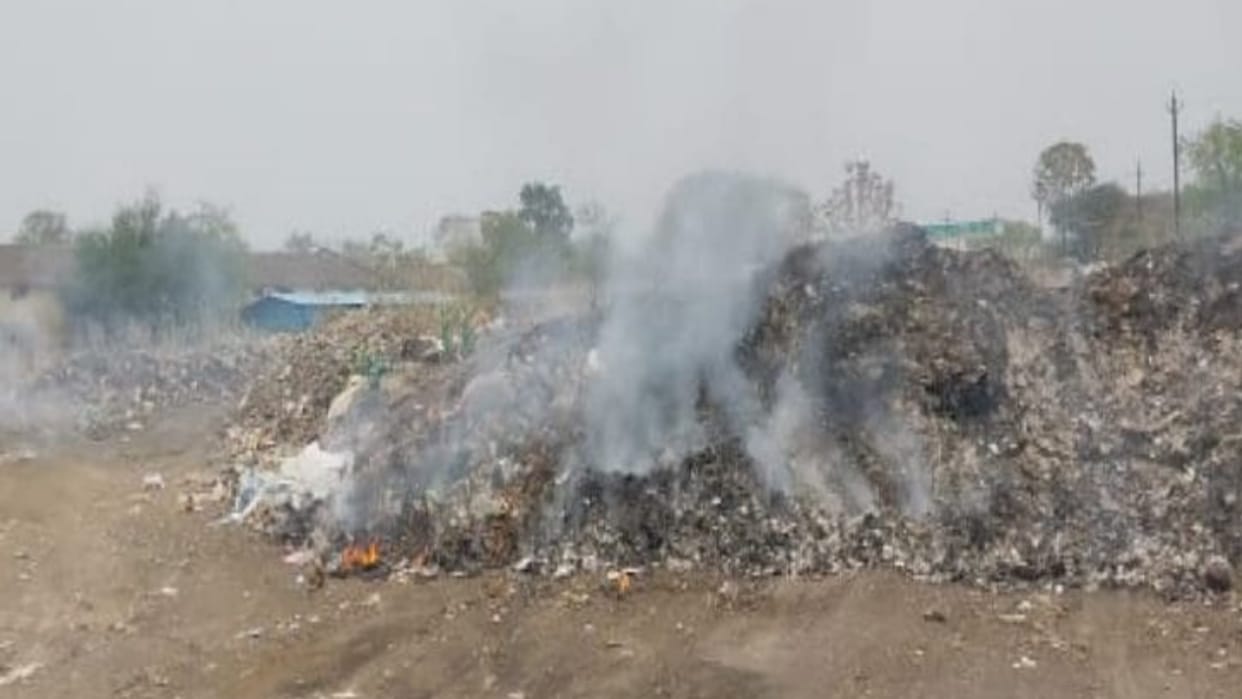 naila nagar palika ward-25 ground becomes garbage dumping yard in Janjgir-Champa