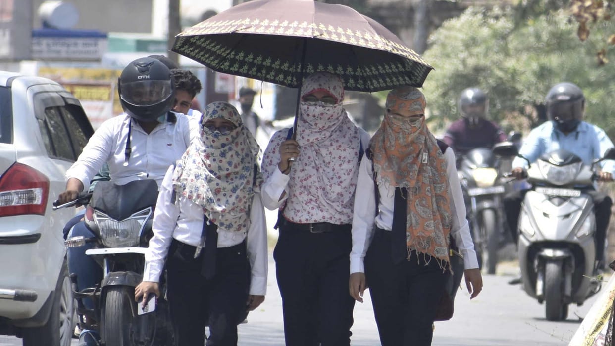 Cover your head and eyes to avoid heat stroke-dry eyes