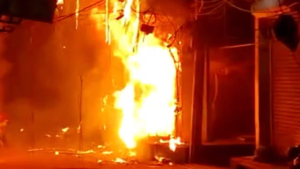 West Bengal Gas cylinder explosion in Kolkata 22 people injured accident while cooking
