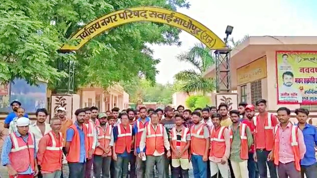 Temporary sweepers of Municipal Council on strike in Sawaimadhopur