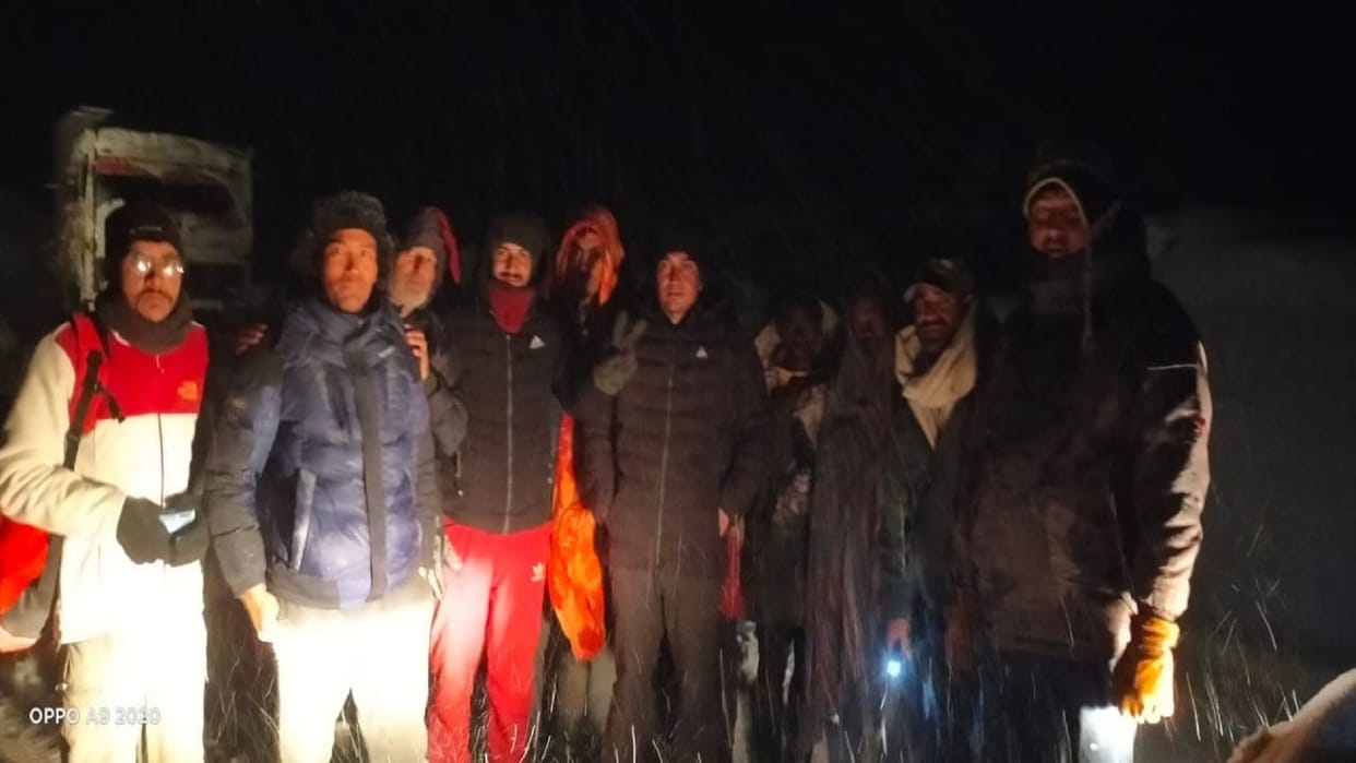 Nine laborers trapped in snowfall on Darcha-Shinkula road were rescued safely in kullu