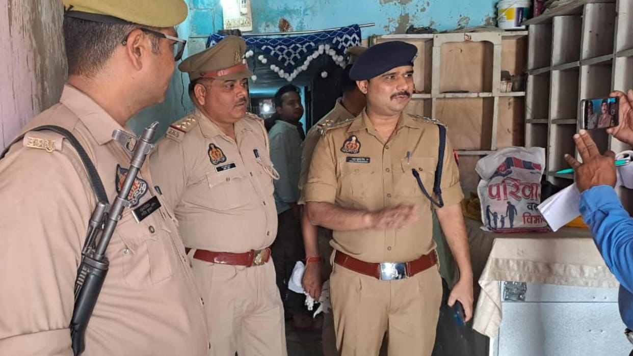 lover trying to kill girl by knife in Maharajganj