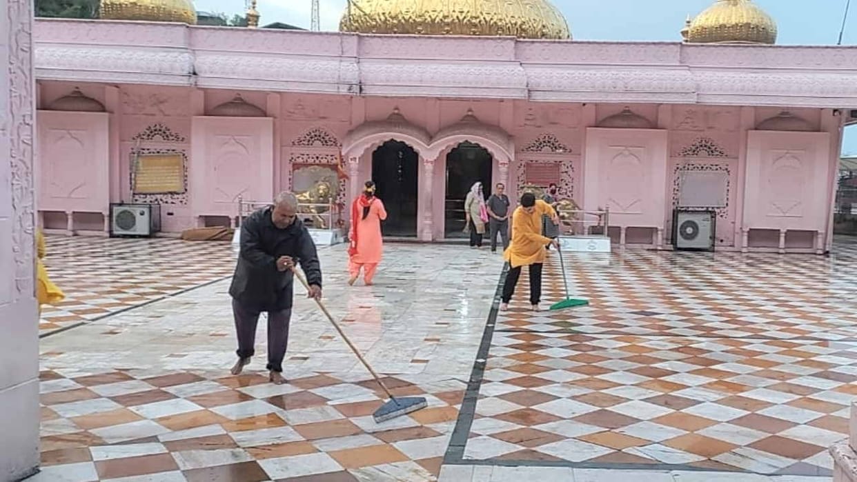 SDM cleaning with wiper in Shaktipeeth Jwalamukhi, video viral