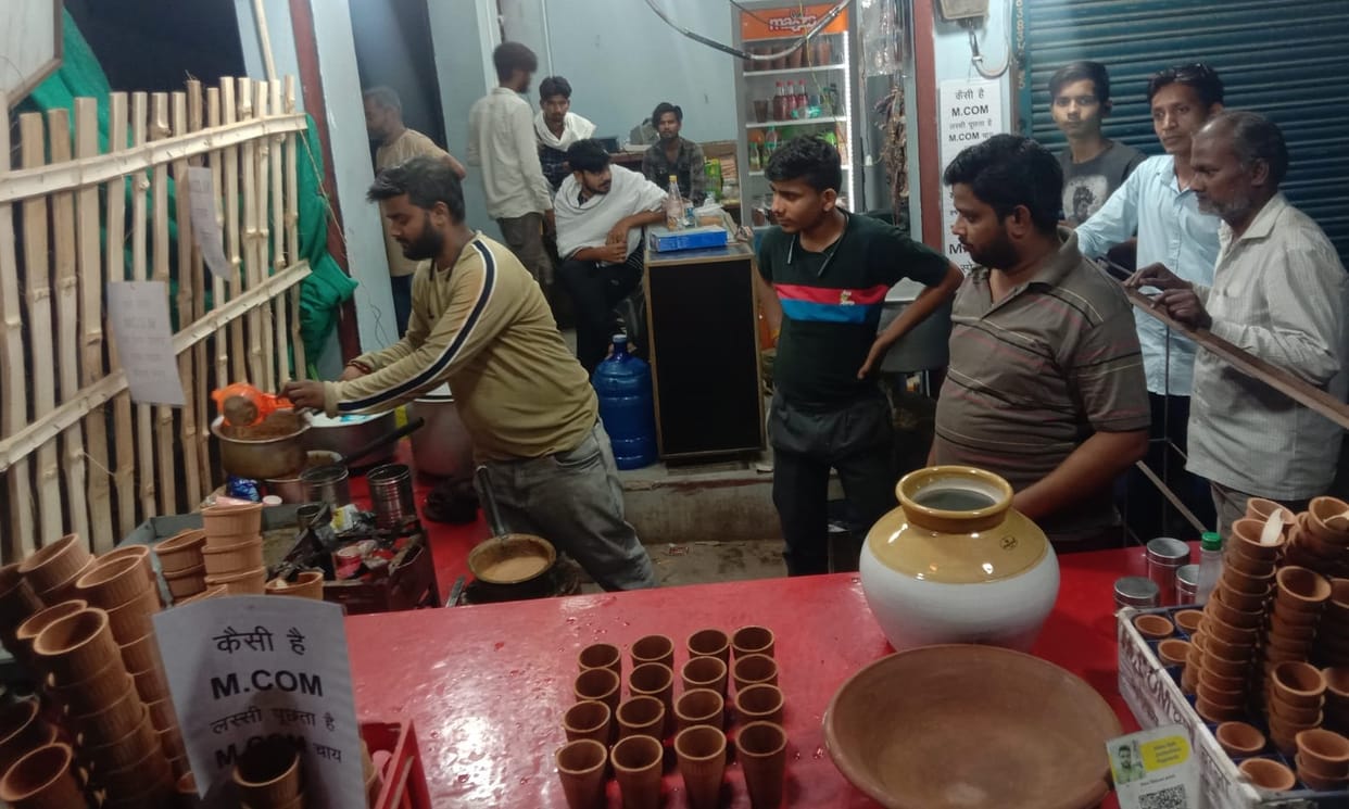 M.Com Chaiwala of Mahoba, the crowd of tea drinkers rises, the shop opens for 14 hours, you will be shocked to