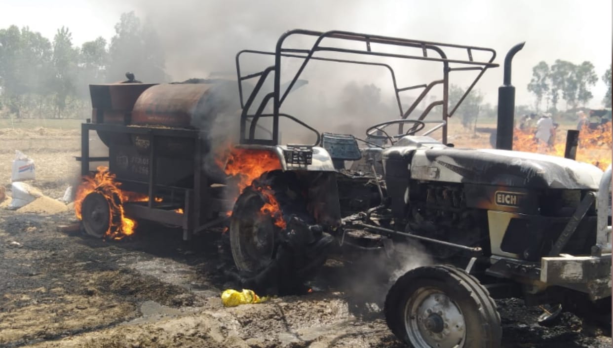 Muzaffarangar: Spark from silencer, fire in tractor and threshing machine including wheat