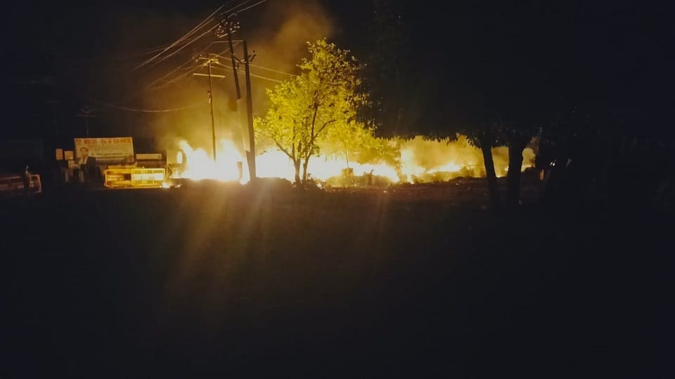 Fierce Fire Caused By Short Circuit In 12 Shops In mathura