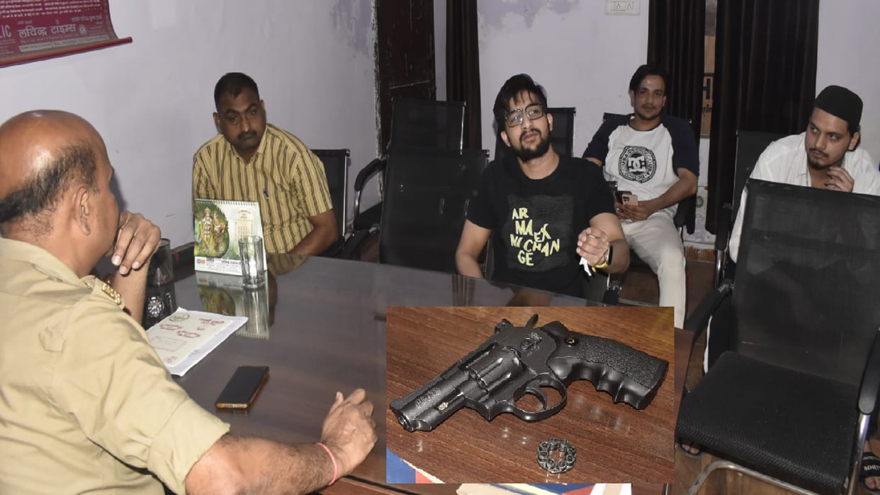 Meerut: Son Shoaib of former MP Shahid Akhlaq pointed a revolver at the manager after delay in given burger