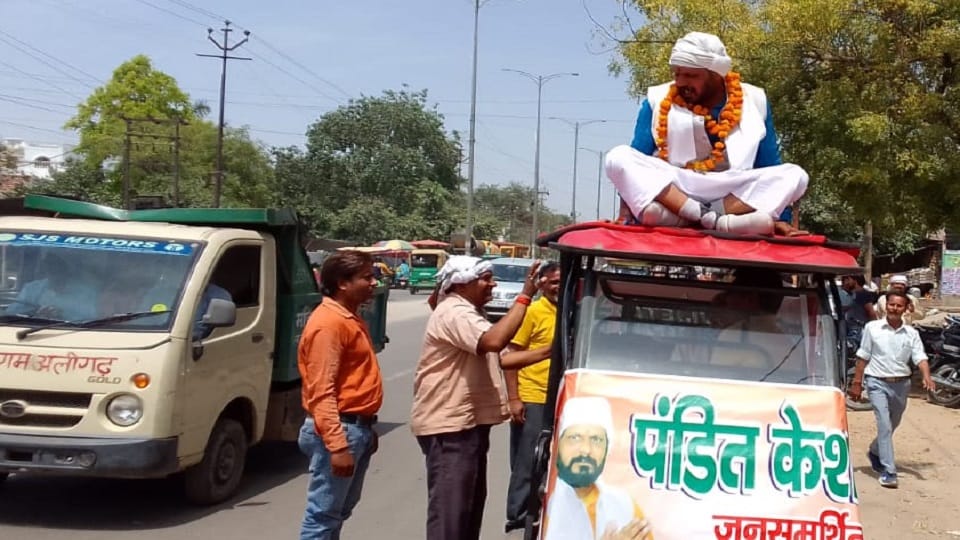 Sitting on top of Tirri Keshavdev reached to fill the form of councilor