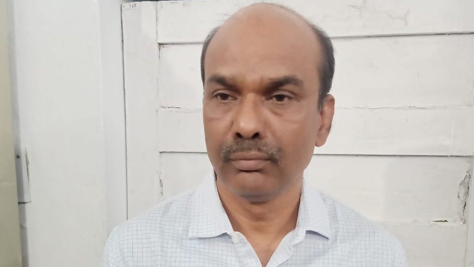 Vigilance team arrested Chakbandi officer for taking bribe in Bareilly