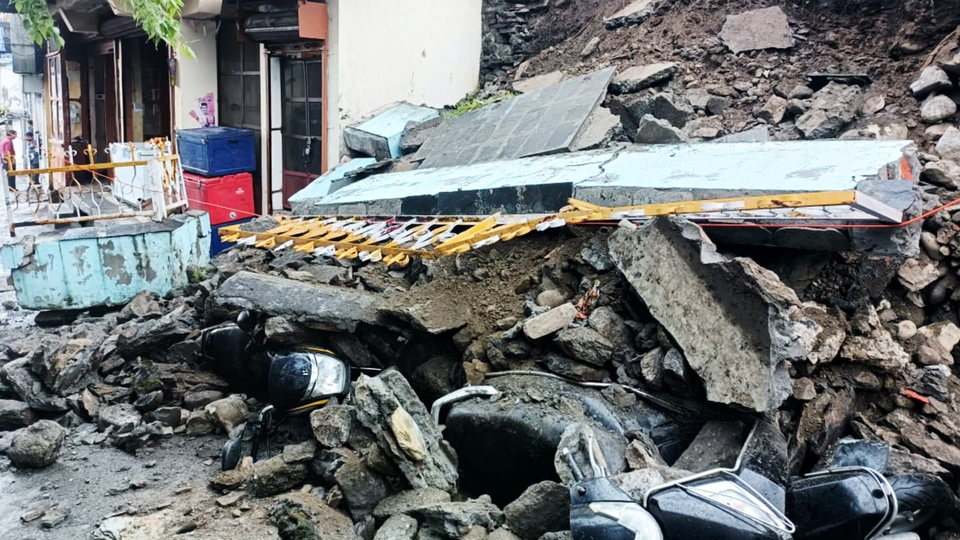 Himachal Weather: avalanche in lahaul pangi chandra river flow blocked