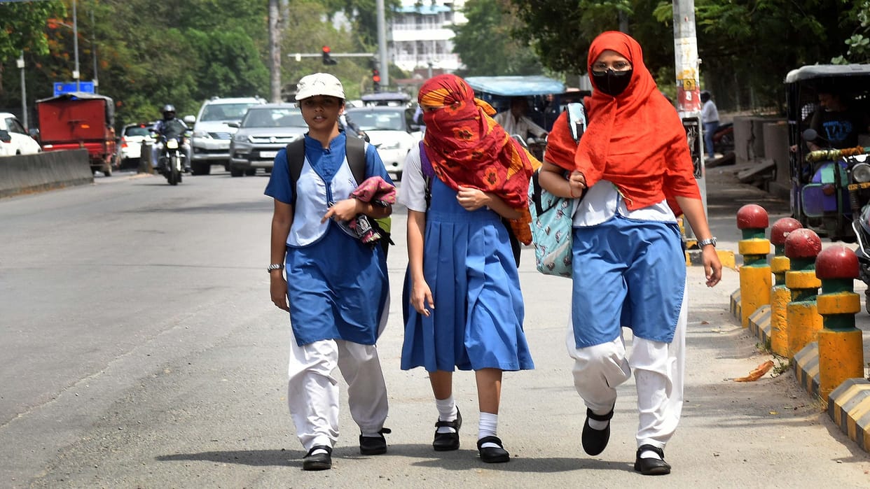Mercury crossed 44 on the third day, hot winds troubled, no relief from heat for next few days