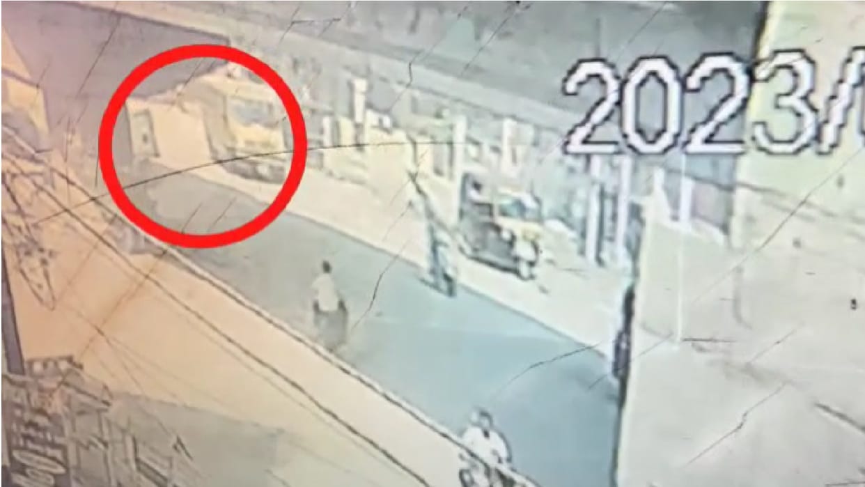 Girl falls from school van in raipur CCTV footage found