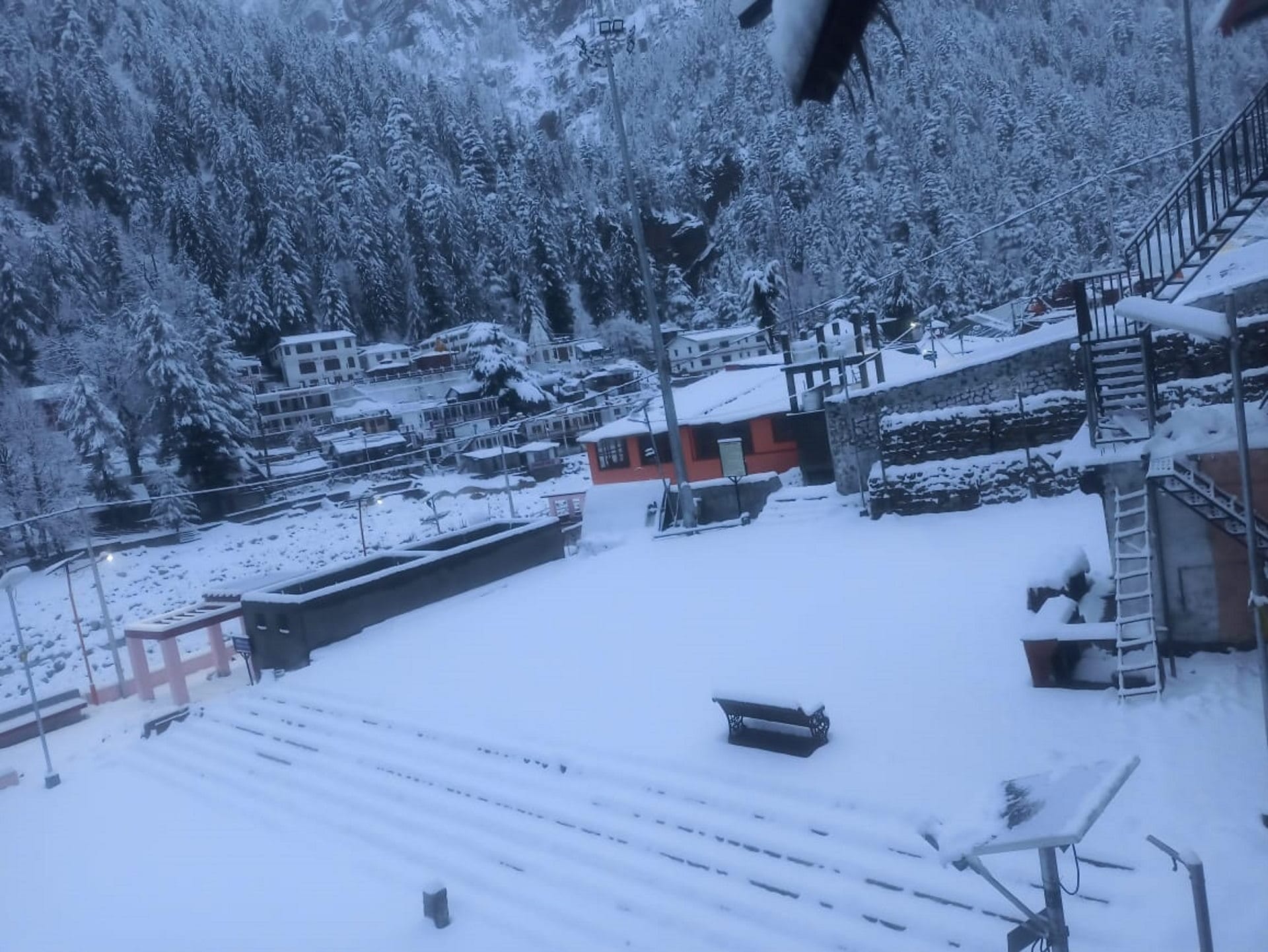 Uttarakhand Weather News Snowfall Rain in Badrinath Kedarnath Gangotri Dham watch Photos