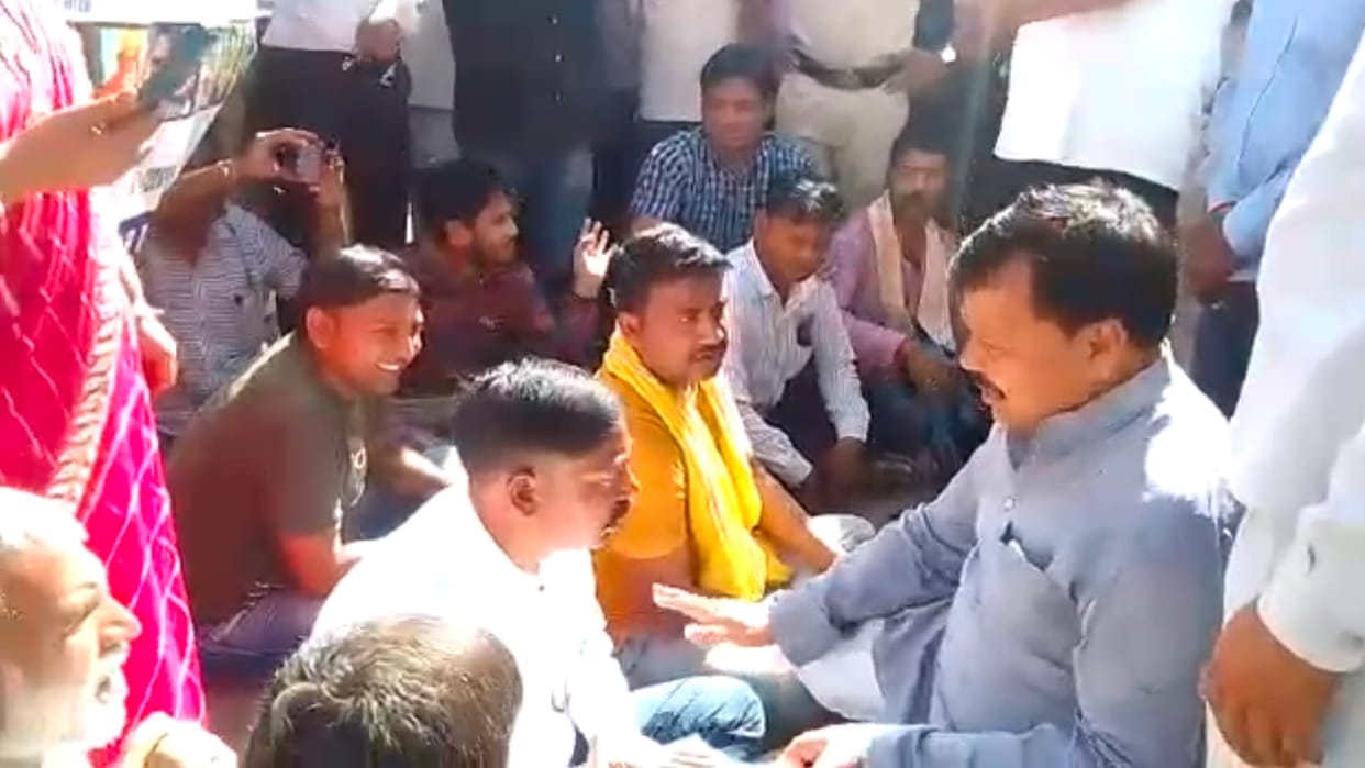 OBC Mahasabha gheraos Energy Minister's bungalow, demands 27 percent reservation and caste census
