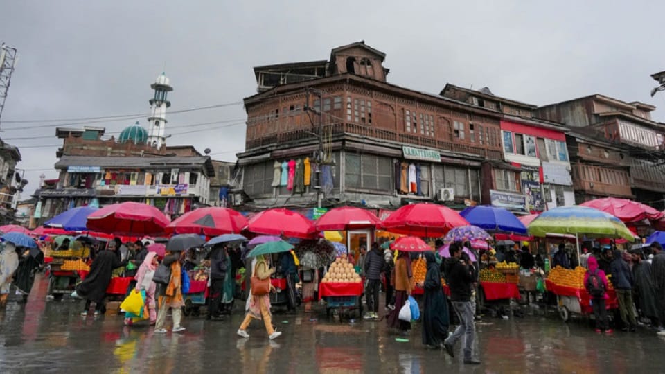 Rain and snowfall in Jammu Kashmir in April rain and snowfall state second day as well