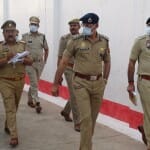 एनएसए के कागजात तामील कराने जाते अधिकारी