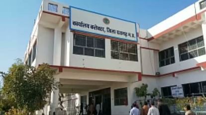 Rajgarh: बाल विवाह की सूचना नहीं देने पर आंगनवाड़ी कार्यकर्ता बर्खास्त, अक्षय तृतीया पर रहेगी विवाहों की धूम Service of Anganwadi worker terminated for not reporting child marriage, project officer's action