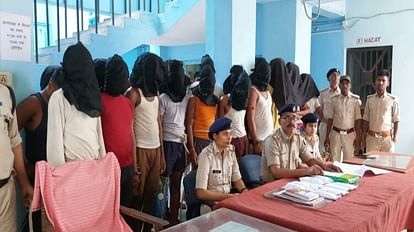 Bihar Crime: साइबर क्राइम करने वाले 21 अपराधी गिरफ्तार, 10 मोबाइल और चार नोटबुक सहित बरामद हुईं ये चीजें बिहार क्राइम नवादा में साइबर क्राइम के 21 अपराधी गिरफ्तार, 10 मोबाइल समेत ये सामान बरामद