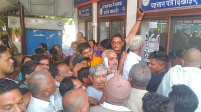 Haridwar: चारधाम यात्रा पंजीकरण न होने पर यात्रियों ने किया हंगामा, किस्तों में मिला 50-50 का कोटा Chardham yatra 2023: People creates ruckus due to non-registration of Yatra in Haridwar