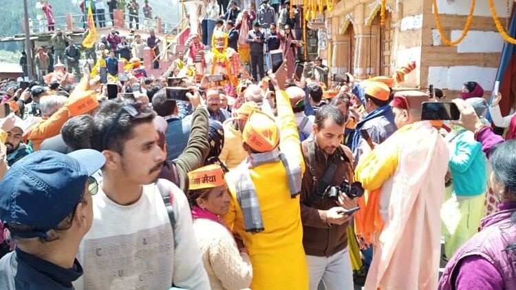 Chardham Yatra: बाबा केदार और मां गंगा की डोली चली अपने धाम, यात्रा के आगाज के साथ देखें देवभूमि का ये रंग Kedarnath Dham Gangotri Dham Baba Kedar Maa Ganga doli left for their abode Chardham yatra 2023 Watch Photos
