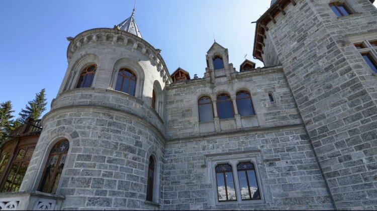 Mysterious Hole:दूसरी दुनिया में पहुंचा देता है यह रहस्यमयी गड्ढा, बाहर