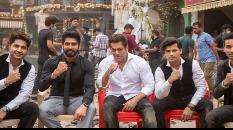 Kisi Ka Bhai Kisi Ki Jaan Review in Hindi By Pankaj Shukla Salman Khan Farhad Samji Pooja Hegde Venkatesh