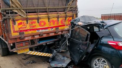 Road accident in Chandauli: Car collided with a truck, painful death of three including a child on the spot, M
