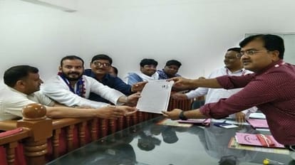 Aligarh News: मेयर पद का खुला खाता, हुए चार नामांकन, नगर पालिका-पंचायत अध्यक्ष के भरे 25 पर्चे Open account of mayor post four nominations done