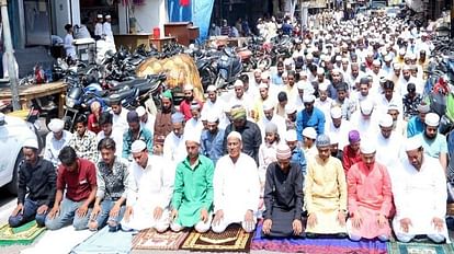 Namaz on the road despite prohibition in Aligarh