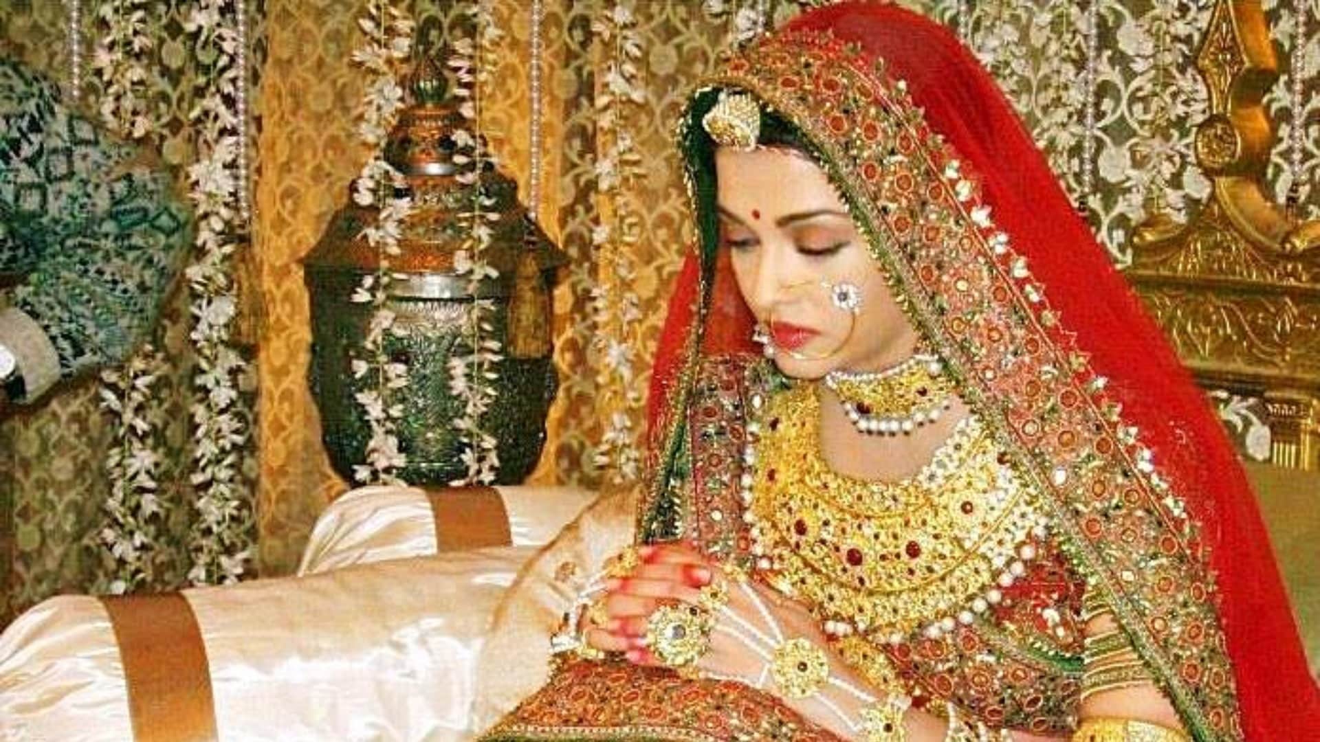 Bollywood actress Wear heavy costumes Samantha Kareena Kapoor deepika padukone madhuri dixit Aishwarya rai