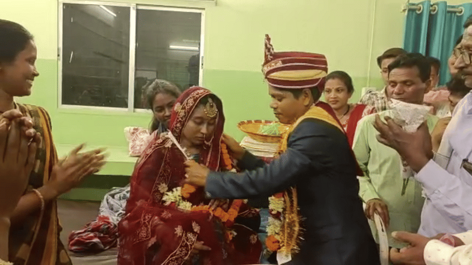 raj and rashmi unique wedding in hospital Janjgir Champa district