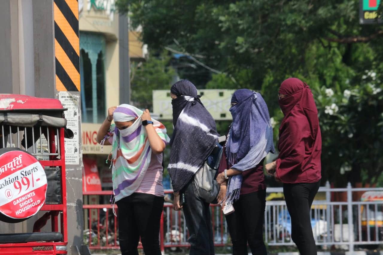 एमपी मौसम आज: भोपाल में दिन के समय तीखी धूप ने लोगों को परेशान किया।