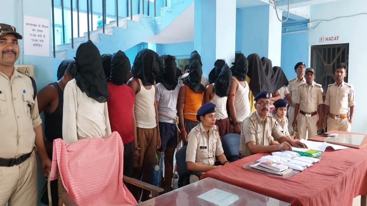 Bihar Crime 21 criminals arrested for cybercrime in Nawada these things recovered including 10 mobiles