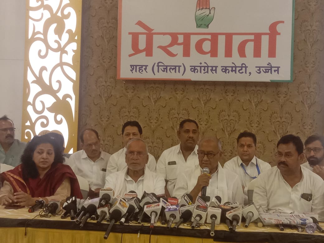 Digvijaya Singh Questions Darshan Arrangements In Ujjain's Mahakal Temple