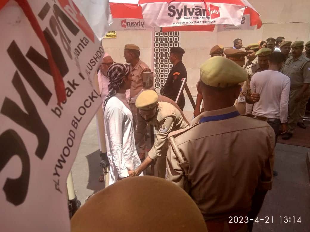 Alvida Juma Namaz offered in mosques, Police deployed with force near Gyanvapi Masjid